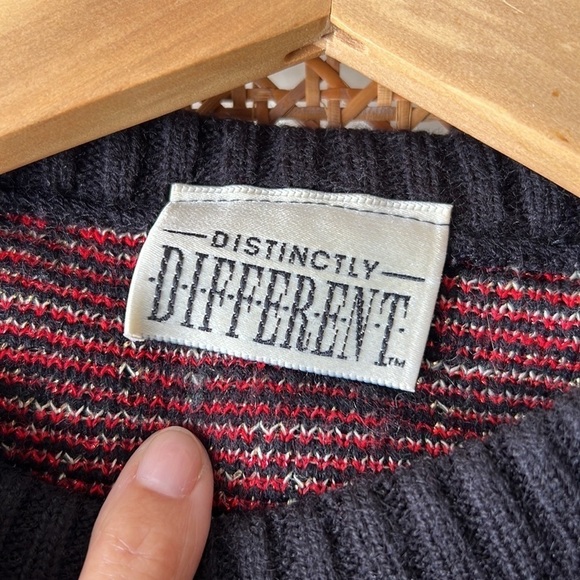Vintage Distinctly Different Sweater - Picture 4 of 9